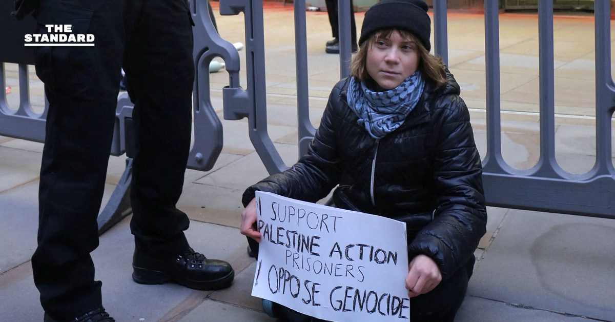 สหราชอาณาจักรจับกุม ‘เกรตา’ ฐานสนับสนุนองค์กรก่อการร้าย หลังถือป้ายประท้วงอิสราเอล