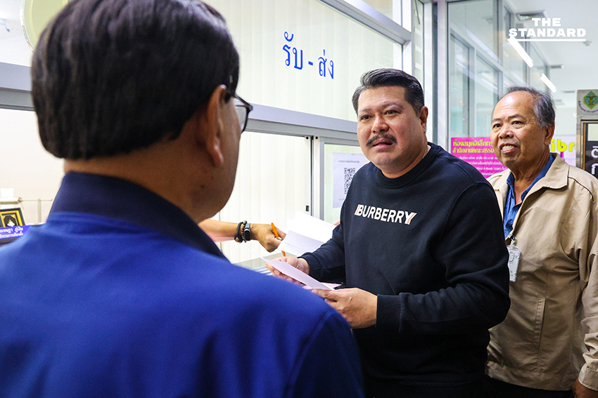 วัน อยู่บำรุง ยื่นลาออก พปชร. ที่กกต. หลังประวิตรถอนตัวแคนดิเดตนายกฯ 2