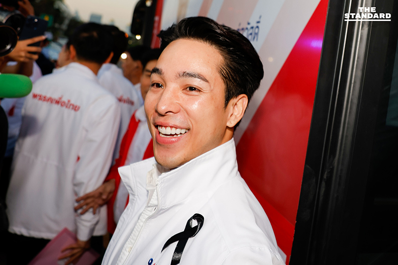 ยศชนัน นำทัพเพื่อไทยนั่งรถเมล์ EV ลุยสมัคร สส. กทม. 33 เขต ชูนโยบายเร่งด่วน ‘ลดรายจ่าย-ตั๋วร่วม 20 บาทตลอดสาย’ มั่นใจกวาดใจคนกรุงฯ 3