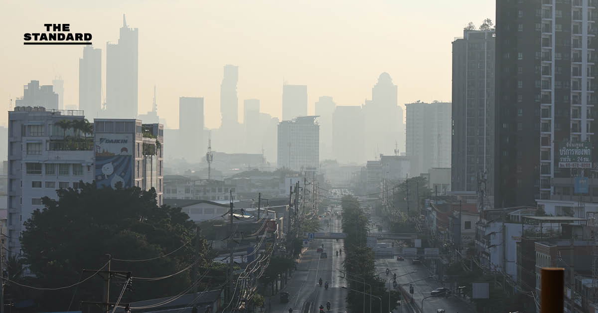 กทม. เช้านี้ฝุ่นแนวโน้มลดลง ภาพรวมอากาศปานกลาง บางรัก-สาทร-ลาดกระบัง ฝุ่น PM2.5 ยังสูง แนะสวมหน้ากากก่อนออกจากบ้าน