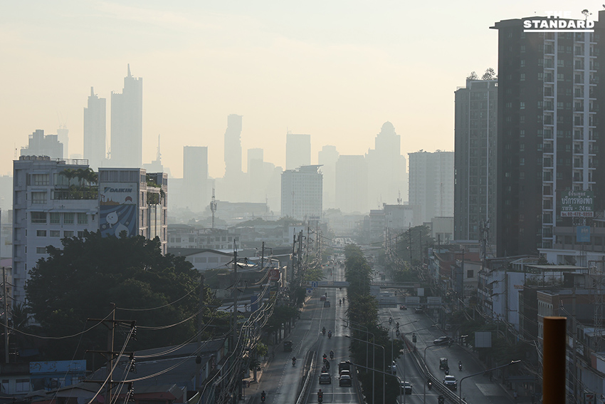 กรุงเทพ ฝุ่น PM 2.5 พุ่งเกินมาตรฐาน 5 เขต ‘หนองแขม’ อันดับ 1 เตือนแนวโน้มสูงขึ้น 5