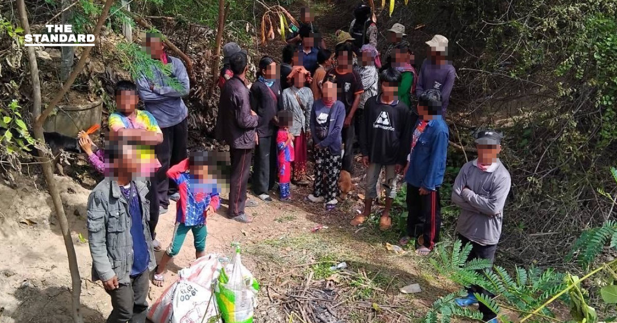 กอ.รมน.สระแก้ว สนธิกำลังบุกรวบ 30 แรงงานกัมพูชา ซุกซ่อนตัวตามชายป่า-ท่อระบายน้ำ พื้นที่ อ.ตาพระยา