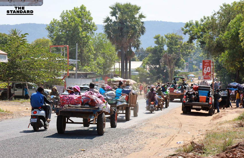 ชาวไทย-ชาวกัมพูชาที่อาศัยอยู่ใกล้ชายแดนหลายแสนคน อพยพไปยังพื้นที่ปลอดภัย 4