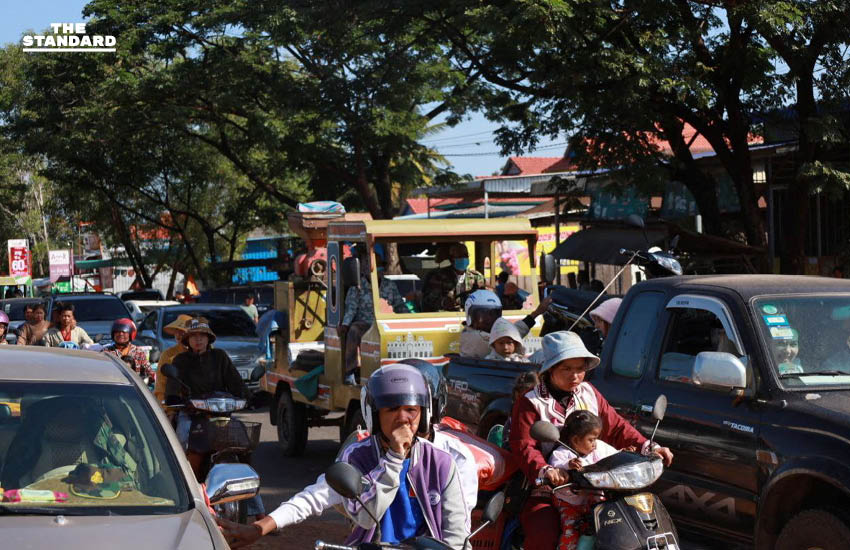 ชาวไทย-ชาวกัมพูชาที่อาศัยอยู่ใกล้ชายแดนหลายแสนคน อพยพไปยังพื้นที่ปลอดภัย 5