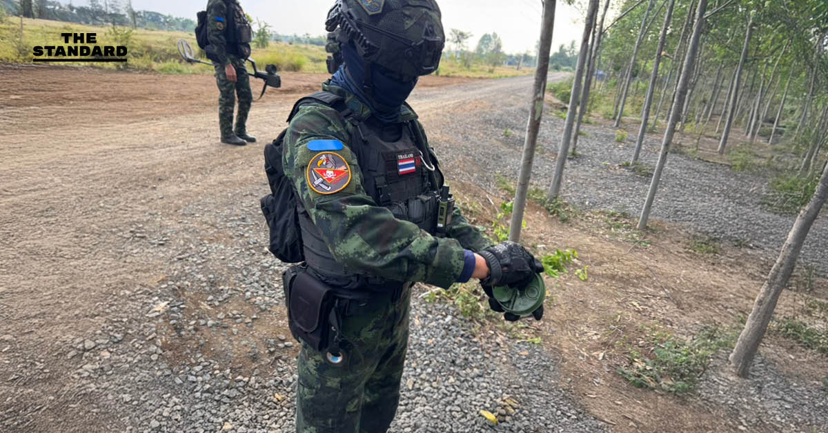 ทหารไทยเก็บกู้ทุ่นระเบิด PMN-2 หลังยึด ‘บ้านหนองหญ้าแก้ว’ ย้ำหลักฐานชัดกัมพูชาวางระเบิดใหม่