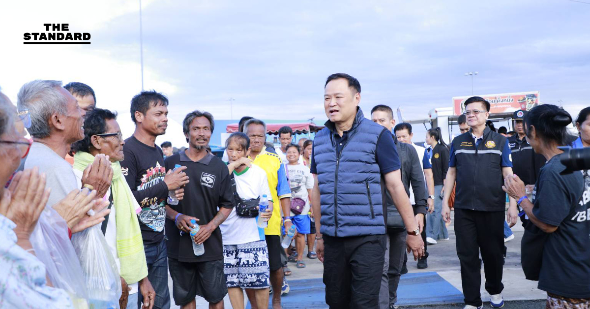 นายกฯ เยี่ยมชาวบ้านในศูนย์อพยพสนามช้างฯ บุรีรัมย์ ร่วมทอดหอยทอด-ตำส้มตำ-ร้องเพลง ขอประชาชนอยู่จนกว่ารัฐบาลมั่นใจว่าสถานการณ์ปลอดภัย