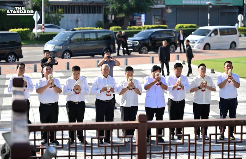 วราวุธนำทีม 5 อดีต สส.สุพรรณบุรี ไหว้อนุสาวรีย์บรรหาร เอาฤกษ์ก่อนสมัครเข้าภูมิใจไทย 15 ธ.ค. นี้ ย้ำไม่ทิ้งคนสุพรรณฯ 2