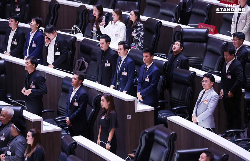 หลังปิดประชุมรัฐสภานัดสุดท้าย สมาชิกถ่ายภาพร่วมกันก่อนจากแยกย้าย 1
