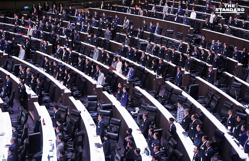 หลังปิดประชุมรัฐสภานัดสุดท้าย สมาชิกถ่ายภาพร่วมกันก่อนจากแยกย้าย 2