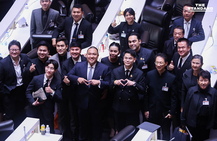 หลังปิดประชุมรัฐสภานัดสุดท้าย สมาชิกถ่ายภาพร่วมกันก่อนจากแยกย้าย 3