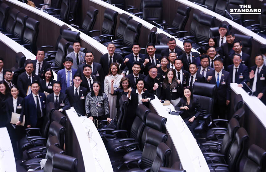 หลังปิดประชุมรัฐสภานัดสุดท้าย สมาชิกถ่ายภาพร่วมกันก่อนจากแยกย้าย 4