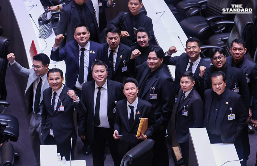 หลังปิดประชุมรัฐสภานัดสุดท้าย สมาชิกถ่ายภาพร่วมกันก่อนจากแยกย้าย 5