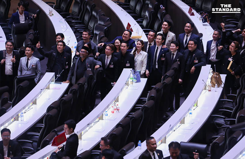หลังปิดประชุมรัฐสภานัดสุดท้าย สมาชิกถ่ายภาพร่วมกันก่อนจากแยกย้าย 6