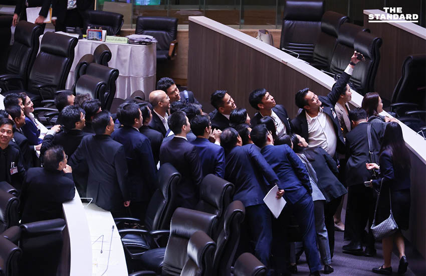 หลังปิดประชุมรัฐสภานัดสุดท้าย สมาชิกถ่ายภาพร่วมกันก่อนจากแยกย้าย 7