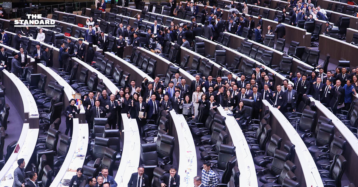 หลังปิดประชุมรัฐสภานัดสุดท้าย สมาชิกถ่ายภาพร่วมกันก่อนจากแยกย้าย