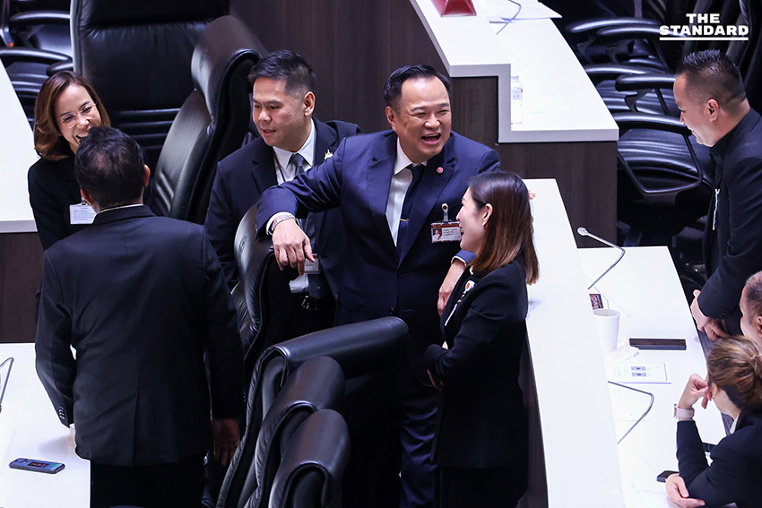 อนุทินเดินว่อนทั่วห้องประชุม ชวน สส. คุย ระหว่างการพิจารณาร่างแก้ไขรัฐธรรมนูญ 1