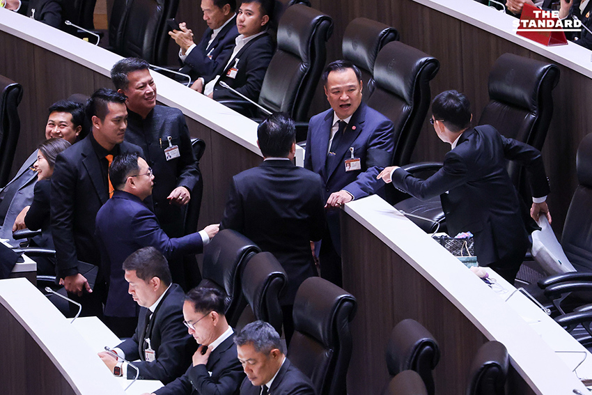 อนุทินเดินว่อนทั่วห้องประชุม ชวน สส. คุย ระหว่างการพิจารณาร่างแก้ไขรัฐธรรมนูญ 10
