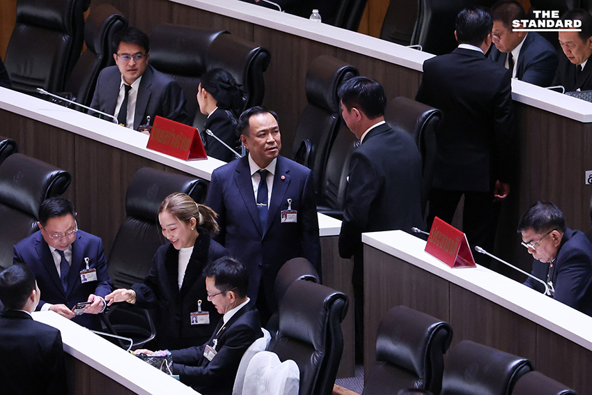 อนุทินเดินว่อนทั่วห้องประชุม ชวน สส. คุย ระหว่างการพิจารณาร่างแก้ไขรัฐธรรมนูญ 11