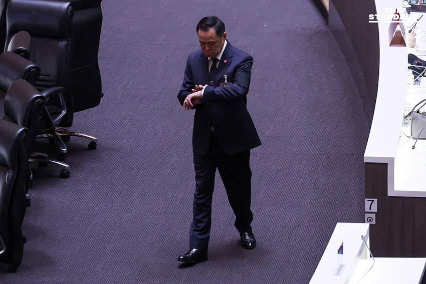 อนุทินเดินว่อนทั่วห้องประชุม ชวน สส. คุย ระหว่างการพิจารณาร่างแก้ไขรัฐธรรมนูญ 12