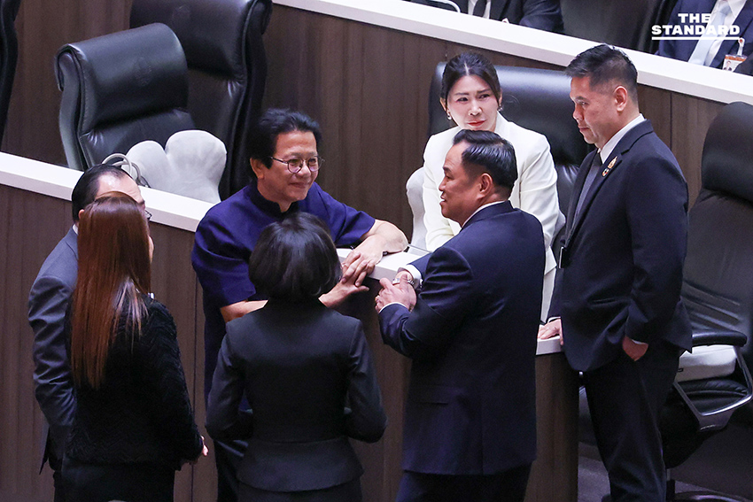 อนุทินเดินว่อนทั่วห้องประชุม ชวน สส. คุย ระหว่างการพิจารณาร่างแก้ไขรัฐธรรมนูญ 2