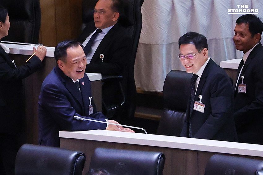 อนุทินเดินว่อนทั่วห้องประชุม ชวน สส. คุย ระหว่างการพิจารณาร่างแก้ไขรัฐธรรมนูญ 3