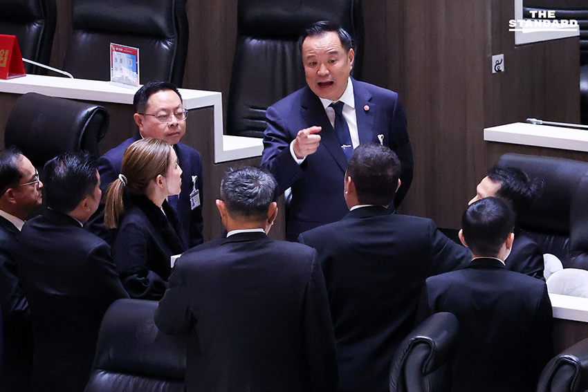 อนุทินเดินว่อนทั่วห้องประชุม ชวน สส. คุย ระหว่างการพิจารณาร่างแก้ไขรัฐธรรมนูญ 4