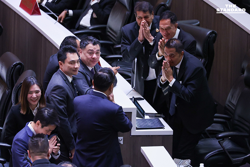 อนุทินเดินว่อนทั่วห้องประชุม ชวน สส. คุย ระหว่างการพิจารณาร่างแก้ไขรัฐธรรมนูญ 5