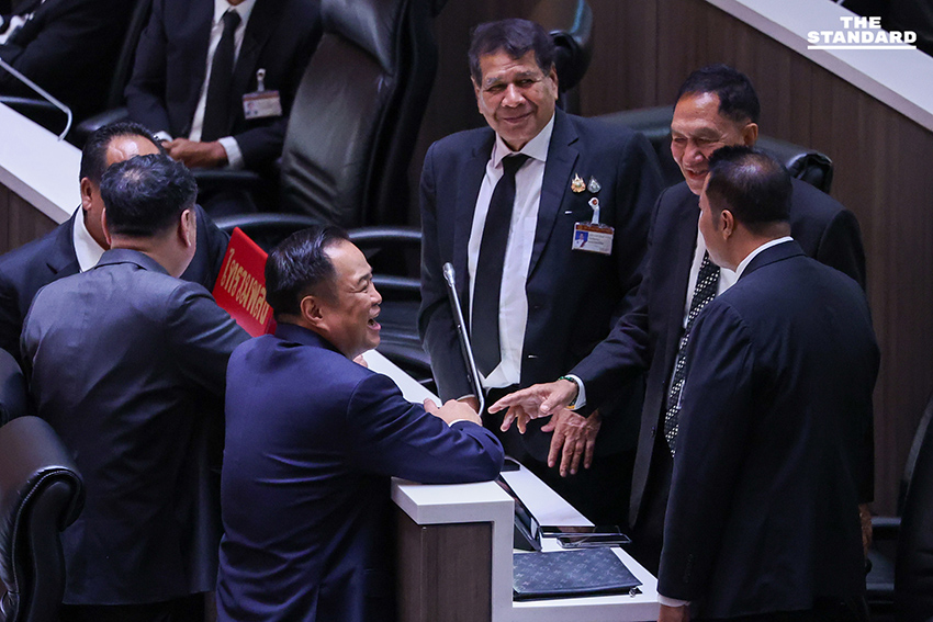 อนุทินเดินว่อนทั่วห้องประชุม ชวน สส. คุย ระหว่างการพิจารณาร่างแก้ไขรัฐธรรมนูญ 6