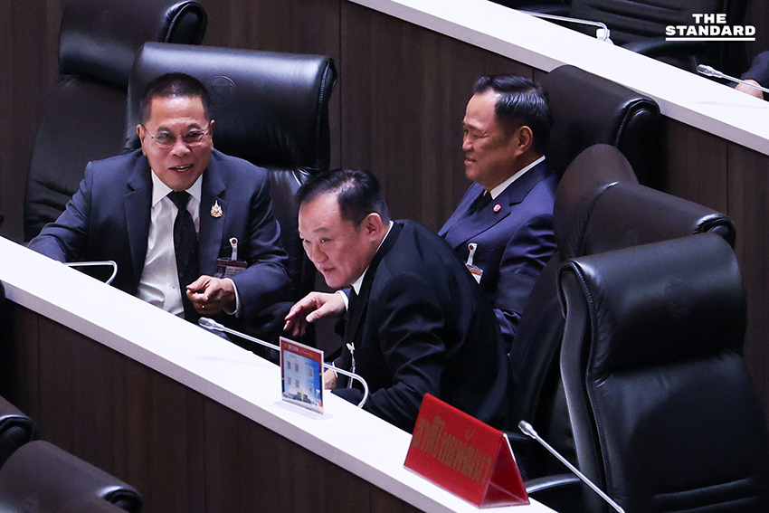 อนุทินเดินว่อนทั่วห้องประชุม ชวน สส. คุย ระหว่างการพิจารณาร่างแก้ไขรัฐธรรมนูญ 7