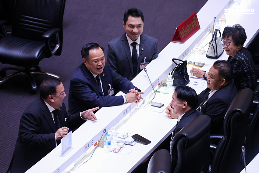 อนุทินเดินว่อนทั่วห้องประชุม ชวน สส. คุย ระหว่างการพิจารณาร่างแก้ไขรัฐธรรมนูญ 8