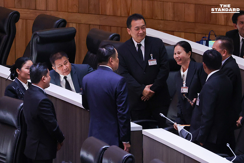 อนุทินเดินว่อนทั่วห้องประชุม ชวน สส. คุย ระหว่างการพิจารณาร่างแก้ไขรัฐธรรมนูญ 9