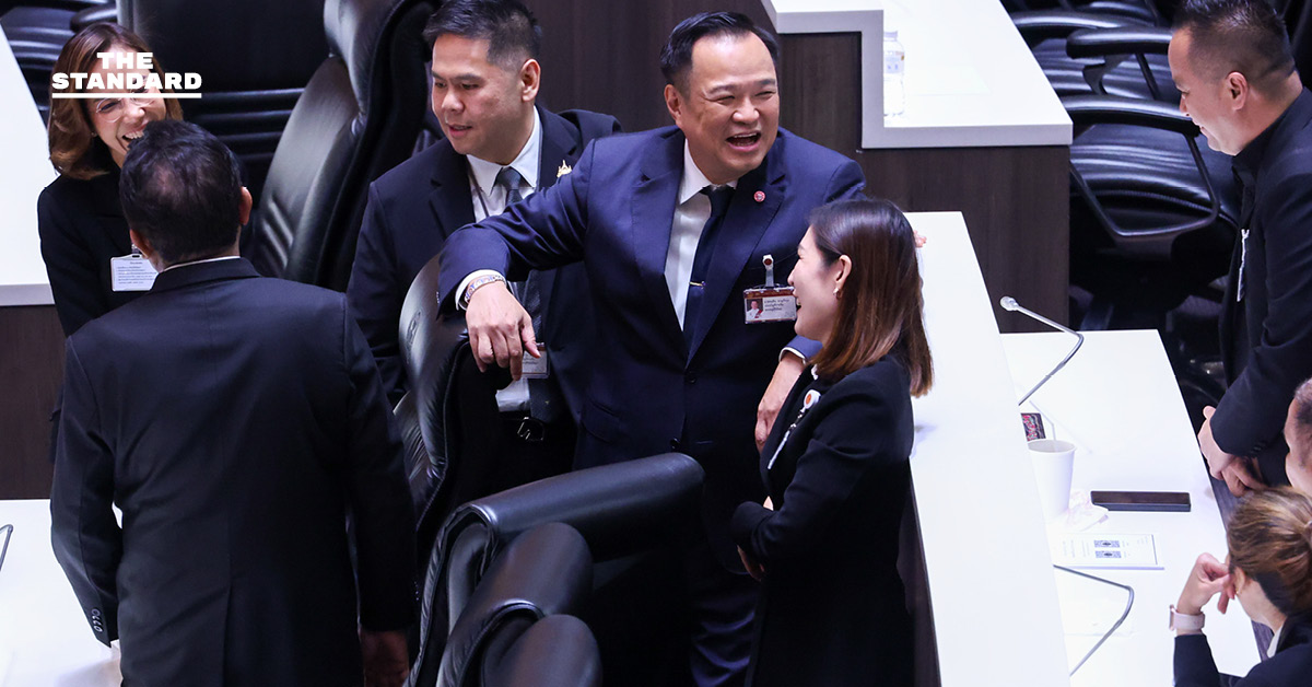 อนุทินเดินว่อนทั่วห้องประชุม ชวน สส. คุย ระหว่างการพิจารณาร่างแก้ไขรัฐธรรมนูญ