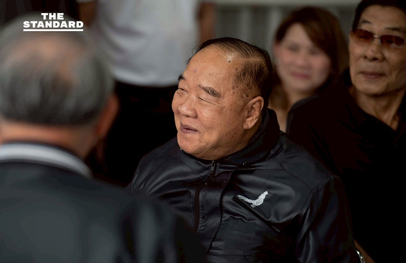 พล.อ.ประวิตร วงษ์สุวรรณ ยิ้มทักทายประชาชนในร้านก๋วยเตี๋ยวย่านเทพรักษ์