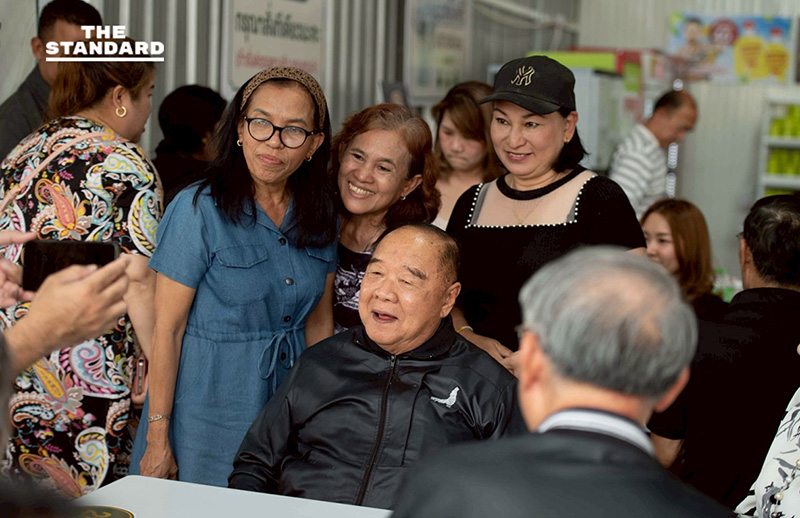 พล.อ.ประวิตร วงษ์สุวรรณ ยิ้มทักทายประชาชนในร้านก๋วยเตี๋ยวย่านเทพรักษ์