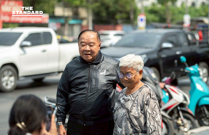พล.อ.ประวิตร วงษ์สุวรรณ ยิ้มทักทายประชาชนในร้านก๋วยเตี๋ยวย่านเทพรักษ์