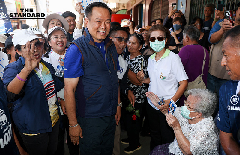 อนุทิน ชาญวีรกูล และผู้สมัคร สส. พรรคภูมิใจไทย พบปะประชาชนที่ตลาดสดเขาปีบ จ.ชุมพร