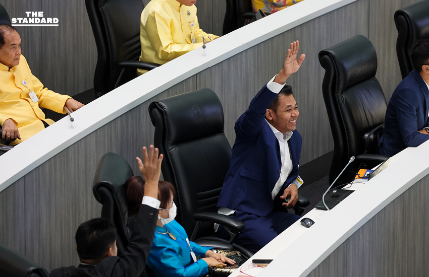 เทวฤทธิ์ มณีฉาย สมาชิกวุฒิสภา ขณะให้สัมภาษณ์ถึงประสบการณ์การทำงานในสภา