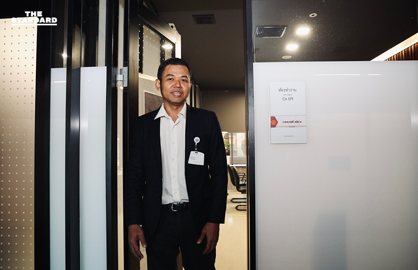 เทวฤทธิ์ มณีฉาย สมาชิกวุฒิสภา ขณะให้สัมภาษณ์ถึงประสบการณ์การทำงานในสภา