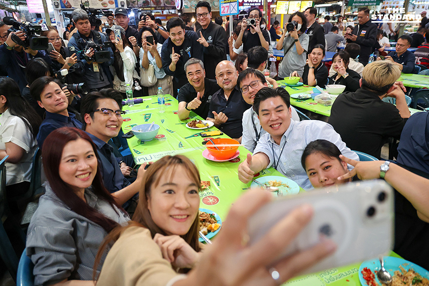 ‘อภิสิทธิ์’ นำทีมประชาธิปัตย์ลุย อโศก มั่นใจกระแสตอบรับดี ชูธงแก้ รัฐธรรมนูญไม่แตะ หมวด 1-2 พร้อมย้ำจุดยืนร่วมรัฐบาลต้องปราบทุจริต-ไร้ทุนเทา 1