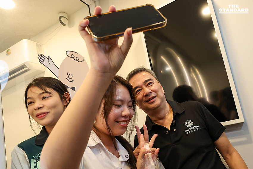 ‘อภิสิทธิ์’ นำทีมประชาธิปัตย์ลุย อโศก มั่นใจกระแสตอบรับดี ชูธงแก้ รัฐธรรมนูญไม่แตะ หมวด 1-2 พร้อมย้ำจุดยืนร่วมรัฐบาลต้องปราบทุจริต-ไร้ทุนเทา 2