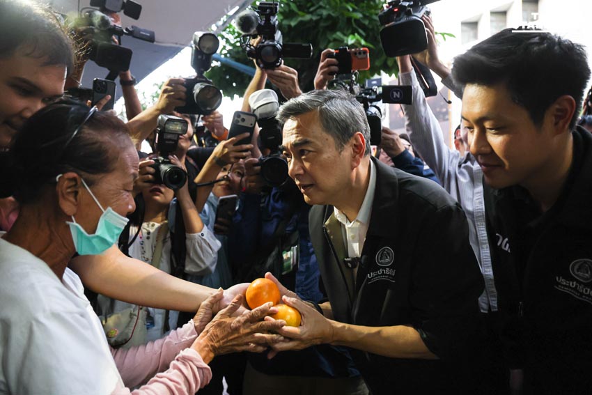 อภิสิทธิ์ประชาธิปัตย์ลุย เยาวราช อ้อนคนกรุงเทคะแนนทั้ง 33 เขต ดันบัตรสีชมพูเบอร์ 27 1