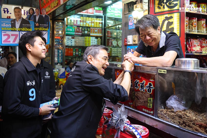 อภิสิทธิ์ประชาธิปัตย์ลุย เยาวราช อ้อนคนกรุงเทคะแนนทั้ง 33 เขต ดันบัตรสีชมพูเบอร์ 27 4