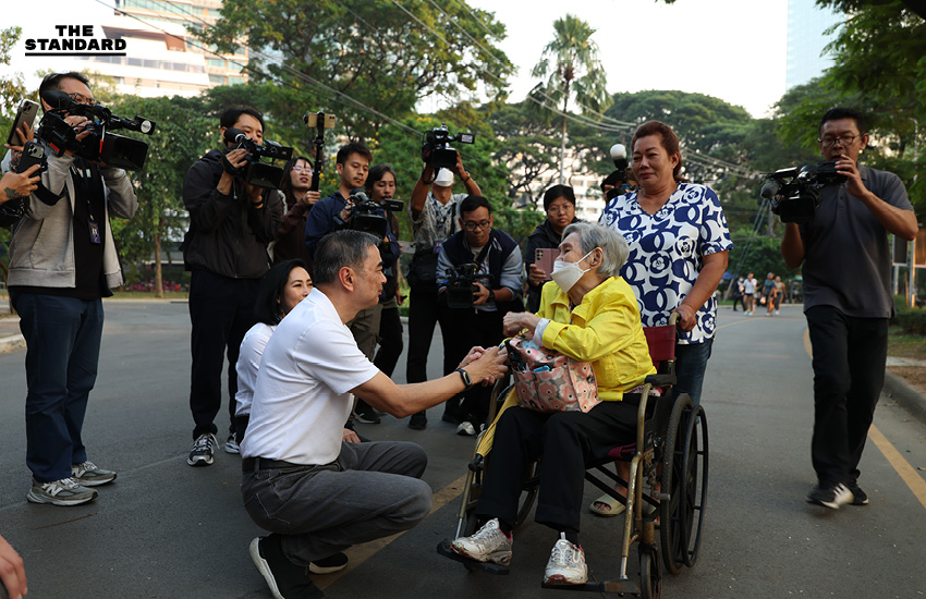 อภิสิทธิ์-การดี นำผู้สมัคร สส. เดินหาเสียง สวนลุม ชูนโยบายช่วยลดฝุ่น PM2.5 5