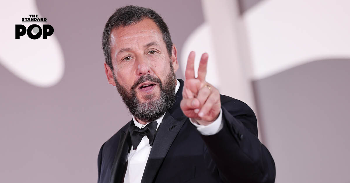 อดัม แซนด์เลอร์ กล่าวสุนทรพจน์ในงานประกาศรางวัล Movies for Grownups Career Achievement Awards