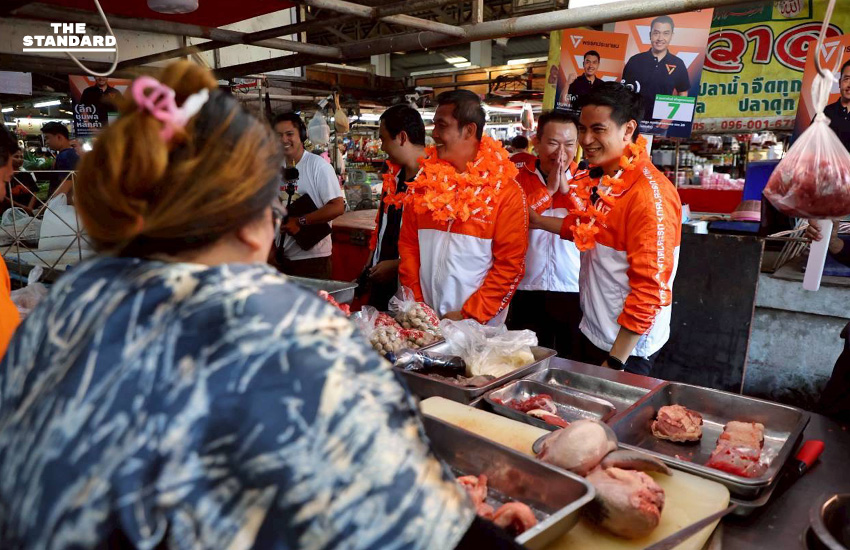 ไอติม พริษฐ์ เดินตลาดเช้าลาดกระบัง หวังปักธงส้มให้สำเร็จ ชูนโยบายพรรคประชาชนเพิ่มแต้มต่อ SME - สวัสดิการทุกช่วงวัย 1
