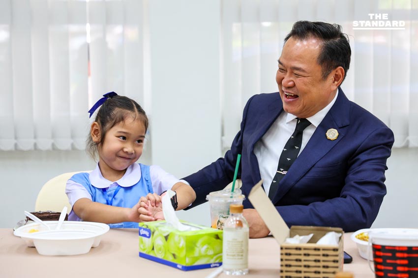 อนุทิน เปิด ทำเนียบรัฐบาล ต้อนรับบุตรหลานวีรชนชายแดนไทย-กัมพูชา 21 ครอบครัว พานั่ง เก้าอี้นายกฯ กินข้าวร่วมกัน 1