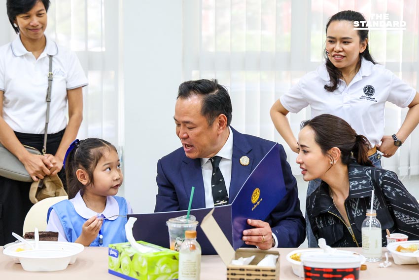 อนุทิน เปิด ทำเนียบรัฐบาล ต้อนรับบุตรหลานวีรชนชายแดนไทย-กัมพูชา 21 ครอบครัว พานั่ง เก้าอี้นายกฯ กินข้าวร่วมกัน 3