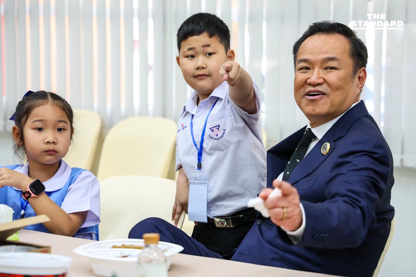 อนุทิน เปิด ทำเนียบรัฐบาล ต้อนรับบุตรหลานวีรชนชายแดนไทย-กัมพูชา 21 ครอบครัว พานั่ง เก้าอี้นายกฯ กินข้าวร่วมกัน 4