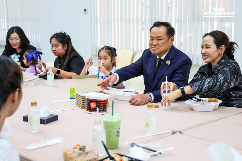 อนุทิน เปิด ทำเนียบรัฐบาล ต้อนรับบุตรหลานวีรชนชายแดนไทย-กัมพูชา 21 ครอบครัว พานั่ง เก้าอี้นายกฯ กินข้าวร่วมกัน 5