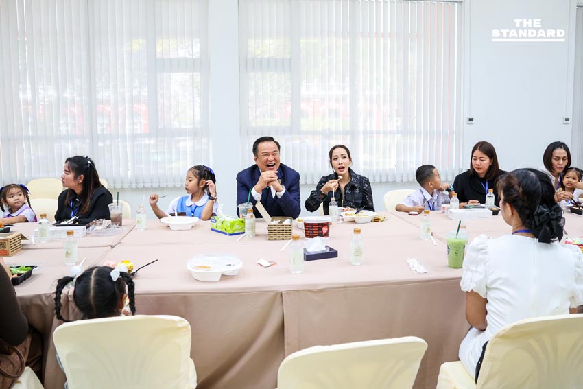 อนุทิน เปิด ทำเนียบรัฐบาล ต้อนรับบุตรหลานวีรชนชายแดนไทย-กัมพูชา 21 ครอบครัว พานั่ง เก้าอี้นายกฯ กินข้าวร่วมกัน 6